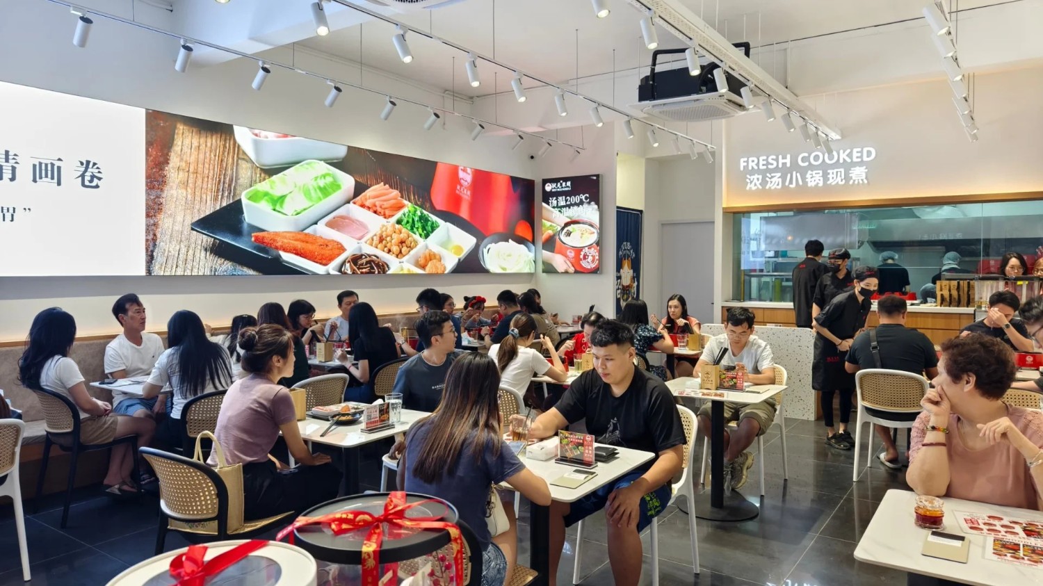 狀元米線(xiàn)米線(xiàn)配方和健康理念為核心，致力于為每一位顧客提供美味且健康的用餐體驗。我們的品牌不僅注重食材的精選和制作工藝的精湛，更強調每一口米線(xiàn)都承載著(zhù)對顧客的用心和信任。作為一家傳承多年的老品牌，狀元米線(xiàn)始終以顧客為中心，致力于為每一位顧客帶來(lái)滿(mǎn)意的用餐體驗，讓健康與美味成為日常生活的一部分。選擇狀元米線(xiàn)，就是選擇一種對健康的承諾，一種對品質(zhì)的追求。