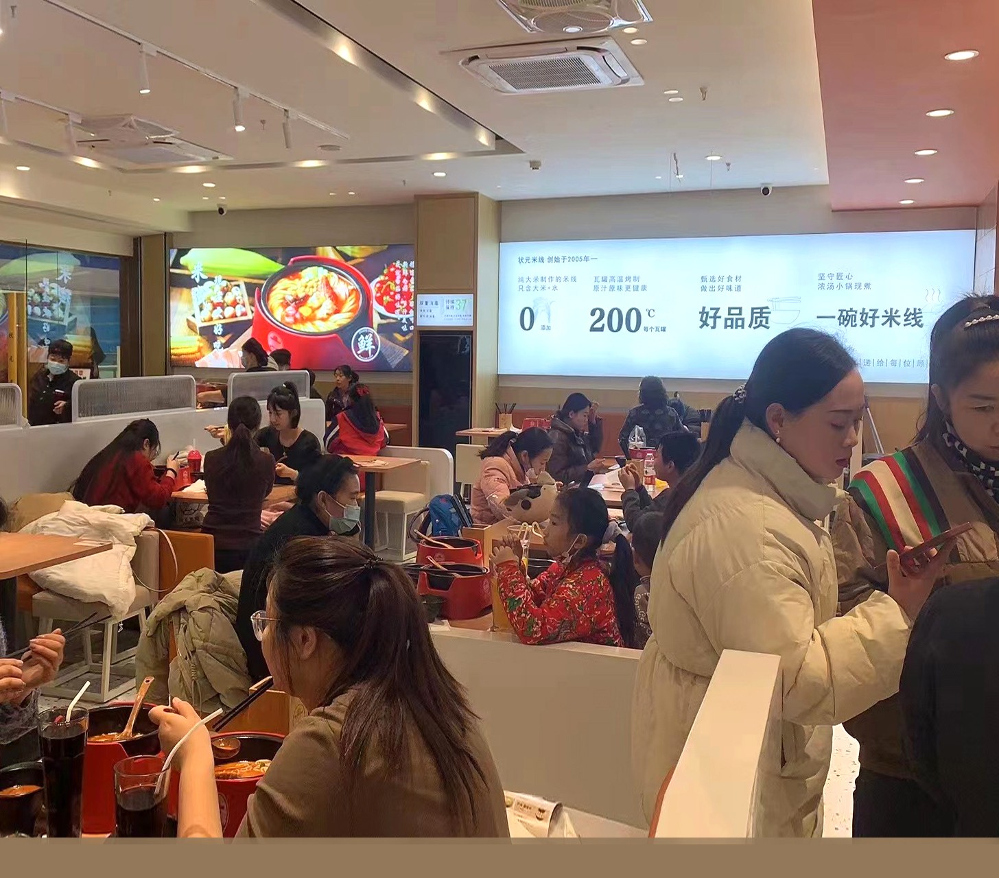 狀元米線(xiàn)，誠招加盟商！總部全程扶持，零經(jīng)驗也能輕松開(kāi)店！我們提供選址、培訓、運營(yíng)指導等支持，讓您無(wú)憂(yōu)創(chuàng  )業(yè)。專(zhuān)注米線(xiàn)二十年，市場(chǎng)口碑雙保障。加入我們，共享美食紅利，開(kāi)啟財富新篇章！期待您的加入，一起打造米線(xiàn)連鎖品牌！